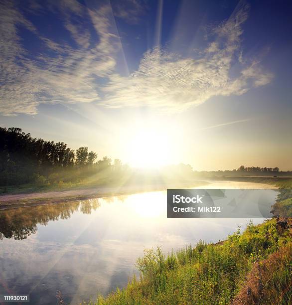 Río Paisaje Con Salida Del Sol Foto de stock y más banco de imágenes de Color vibrante - Color vibrante, Luz brillante, Río