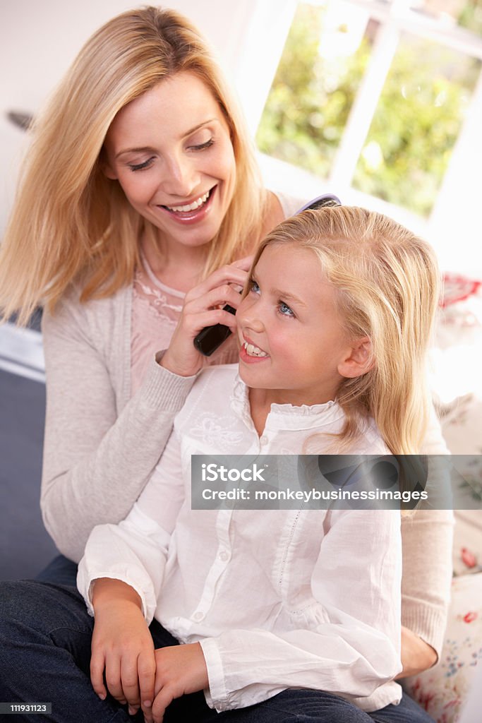 Donna pettinare i capelli figlie - Foto stock royalty-free di 6-7 anni