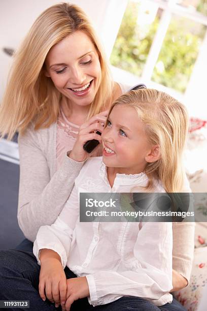 Donna Pettinare I Capelli Figlie - Fotografie stock e altre immagini di 6-7 anni - 6-7 anni, Adulto, Allegro