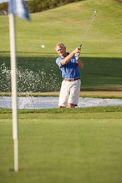 senior homme golfeur jouant bunker photo - sand trap golf sand trap photos et images de collection