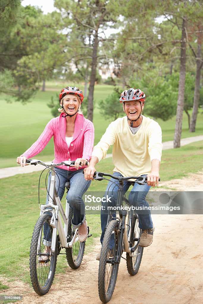 年配のカップルの自転車公園 - サイクリングのロイヤリティフリーストックフォト