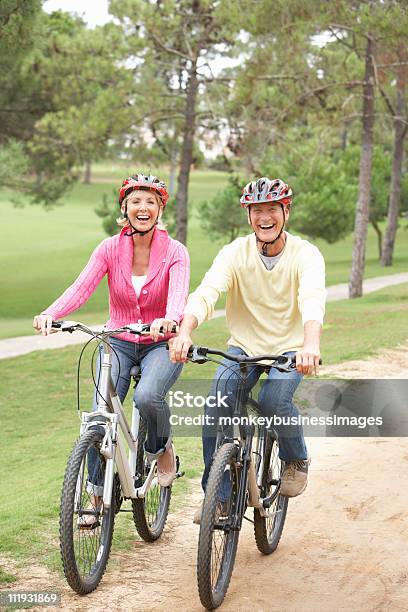 年配のカップルの自転車公園 - サイクリングのストックフォトや画像を多数ご用意 - サイクリング, 年配のカップル, 2人