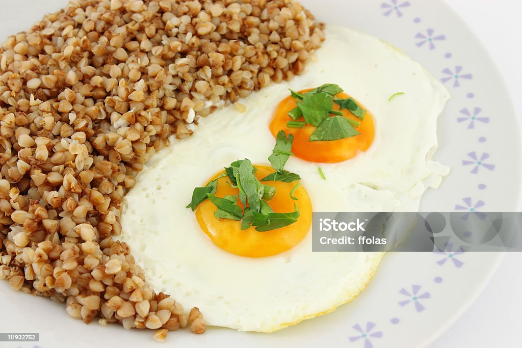 Жареные яйца в чашку - Стоковые фото Без людей роялти-фри