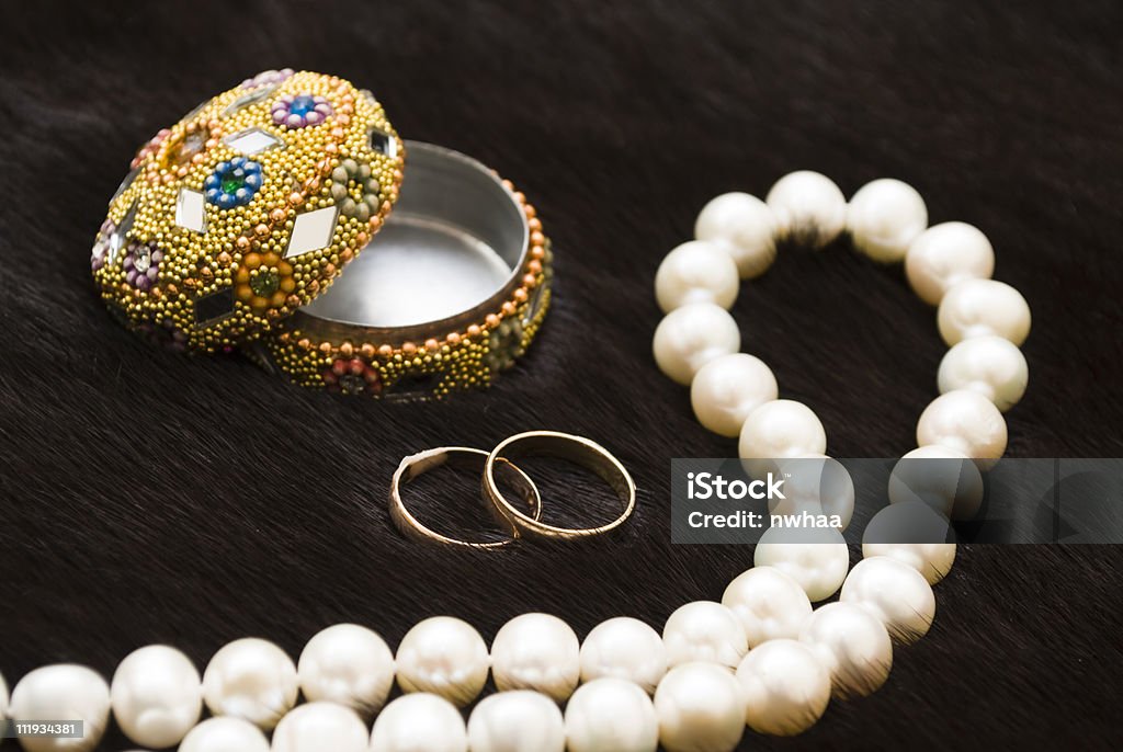 Pérolas brancas e Alianças de casamento - Foto de stock de Anel - Joia royalty-free