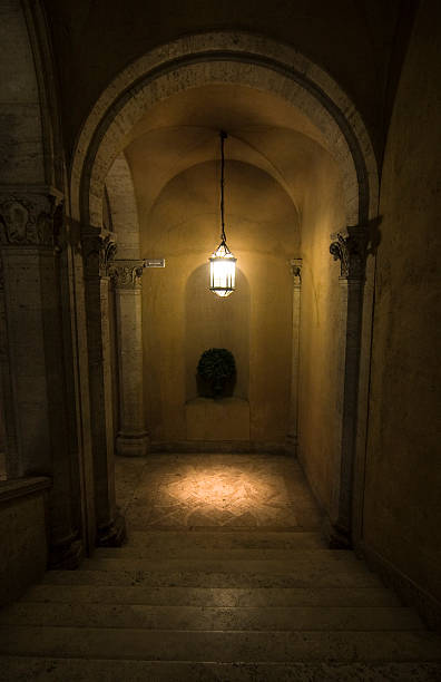 escalier dans le vieux palace rome, en italie - entrance hall mansion indoors inside of photos et images de collection