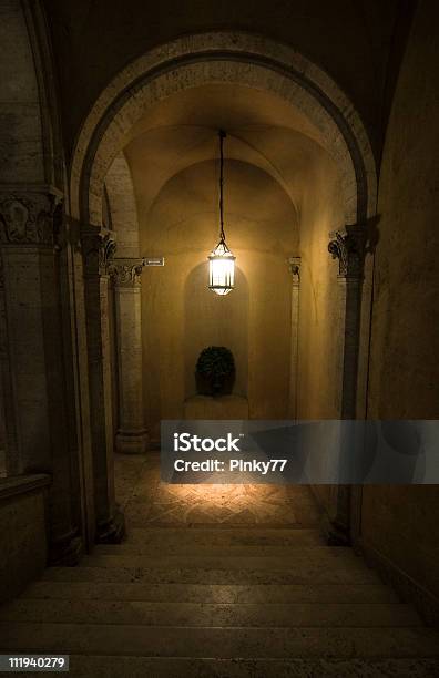 Escadaria No Palácio Antigaroma Itália - Fotografias de stock e mais imagens de Corredor - Caraterística de Construção - Corredor - Caraterística de Construção, Mansão Imponente, Sala de Entrada