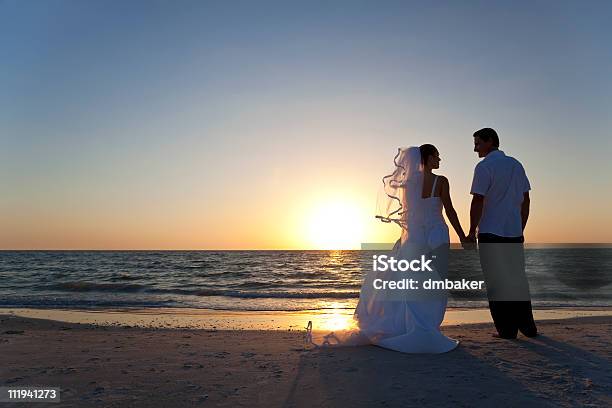 Braut Groom Married Couple Sunset Beach Wedding Stockfoto und mehr Bilder von Braut - Braut, Bräutigam, Strand