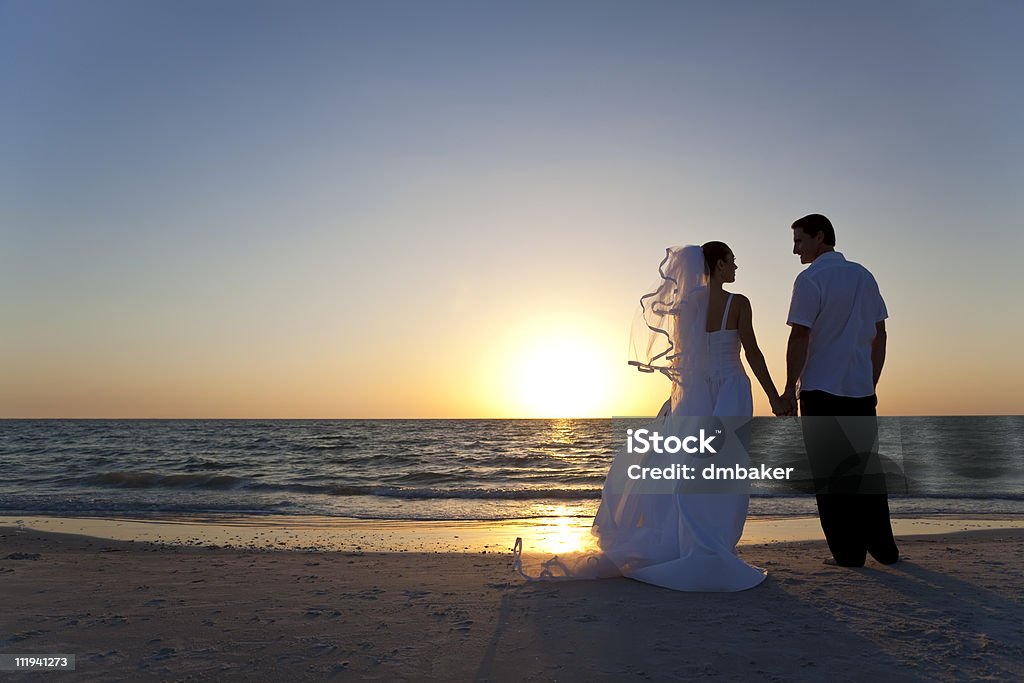 신랑 신부 & 결혼했나요 커플입니다 해질녘까지 해변 웨딩 - 로열티 프리 신랑-결혼식 역할 스톡 사진