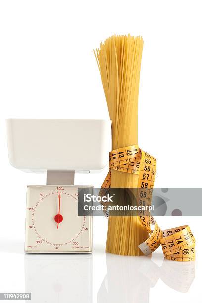 Spaghetti E Scalabilità - Fotografie stock e altre immagini di Bilancia - Strumento - Bilancia - Strumento, Pasta, Alimentazione sana