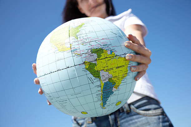 global de viajes - adolescence teenager globe map fotografías e imágenes de stock