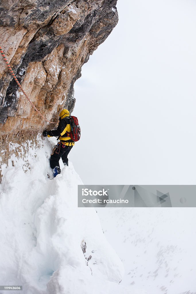 Dengerous durante un passo invernali estreme di arrampicata - Foto stock royalty-free di Alpinismo