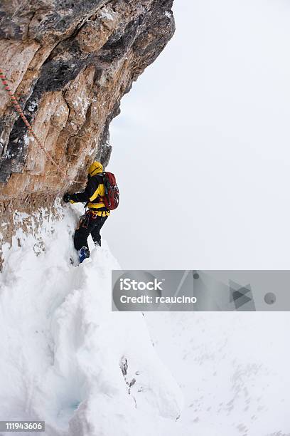 Dengerous Durante Un Passo Invernali Estreme Di Arrampicata - Fotografie stock e altre immagini di Alpinismo