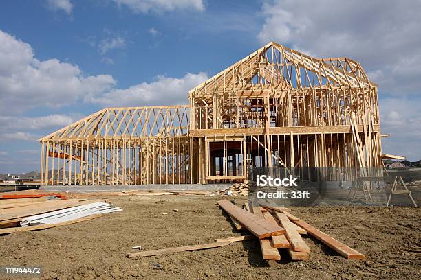 Neues Haus Im Bau Stockfoto und mehr Bilder von Balkengerüst - Balkengerüst, Baugewerbe, Bauholz