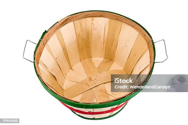 Bushel Cestello In Legno Isolato Su Bianco - Fotografie stock e altre immagini di Agricoltura - Agricoltura, Cestino, Composizione orizzontale