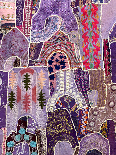 colorido mosaico púrpura casero en rajastán, india - quilt patchwork pattern indian culture fotografías e imágenes de stock