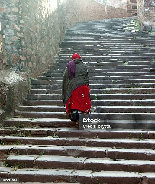 Indian Lady Clibing La Rampa Di Scale Fino Al Forte Di Ranthambore Rajasthan India - Fotografie stock e altre immagini di Adulto