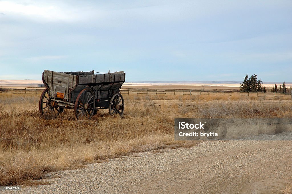 Old wagon en Alberta, Canadá - Foto de stock de Alberta libre de derechos