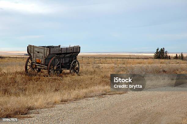 Old Wagon En Alberta Canadá Foto de stock y más banco de imágenes de Alberta - Alberta, Anticuado, Carruaje