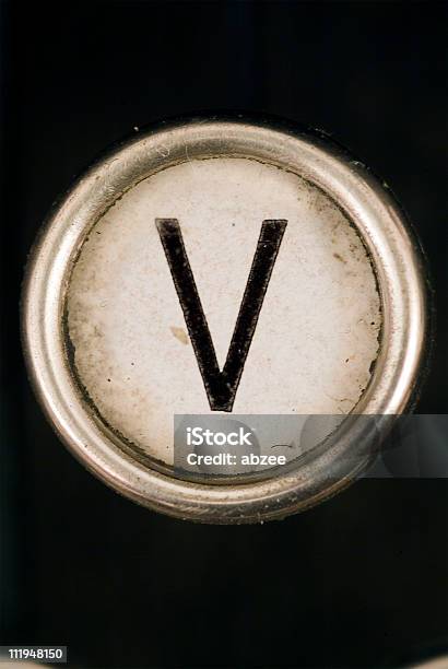 V 암호키 전체 알파벳 메트로폴리스 Grungey 타자기 검은색에 대한 스톡 사진 및 기타 이미지 - 검은색, 고풍스런, 금속