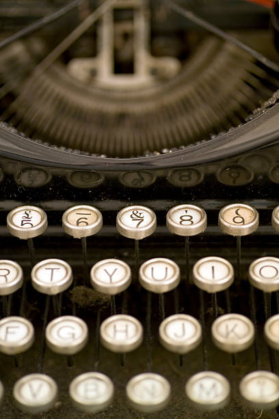クローズアップのキーでアンティークタイプライター - typewriter hammer retro revival typebar ストックフォトと画像