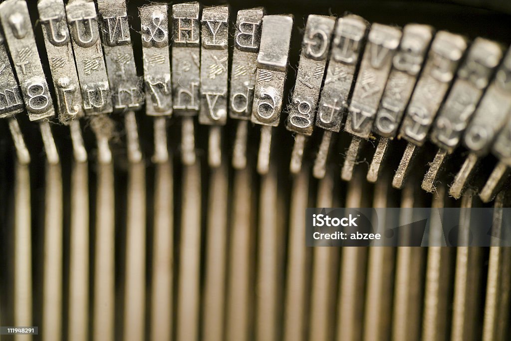 Letra Martillos en una vieja máquina de escribir dof estrecho - Foto de stock de Anticuado libre de derechos