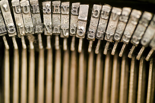 lettera martelli su una vecchia macchina da scrivere stretto dof - typewriter hammer retro revival typebar foto e immagini stock