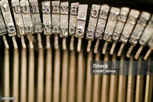 Foto de Letra Martelos Em Uma Máquina De Escrever Antiga Estreitas Dof e mais fotos de stock de Alavanca