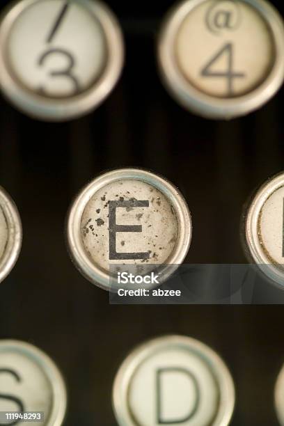 Photo libre de droit de E Sur Un Vieux Clavier De Machine À Écrire banque d'images et plus d'images libres de droit de Blanc - Blanc, Bouton poussoir, Caractère d'imprimerie