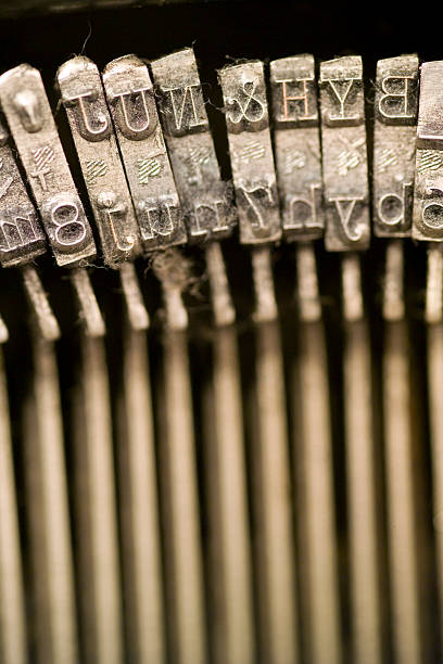 lettera martelli su una vecchia macchina da scrivere stretto dof - typewriter hammer retro revival typebar foto e immagini stock