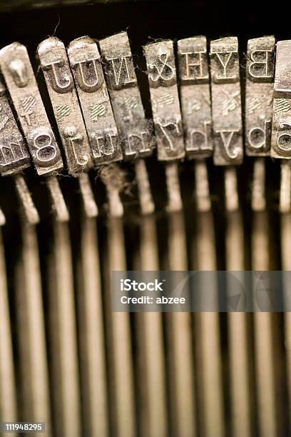 Letra Martelos Com Uma Velha Máquina De Escrever Estreita Dof - Fotografias de stock e mais imagens de Alavanca
