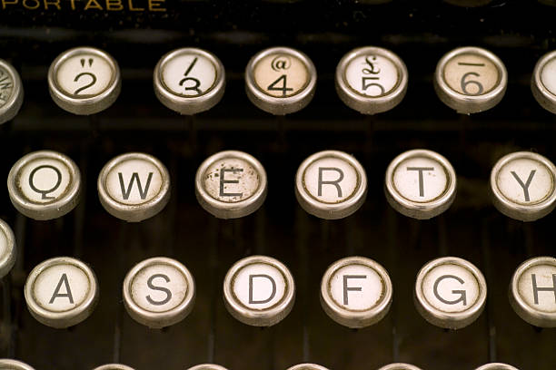 qwerty em vintage teclado de máquina de escrever - typewriter hammer retro revival typebar - fotografias e filmes do acervo