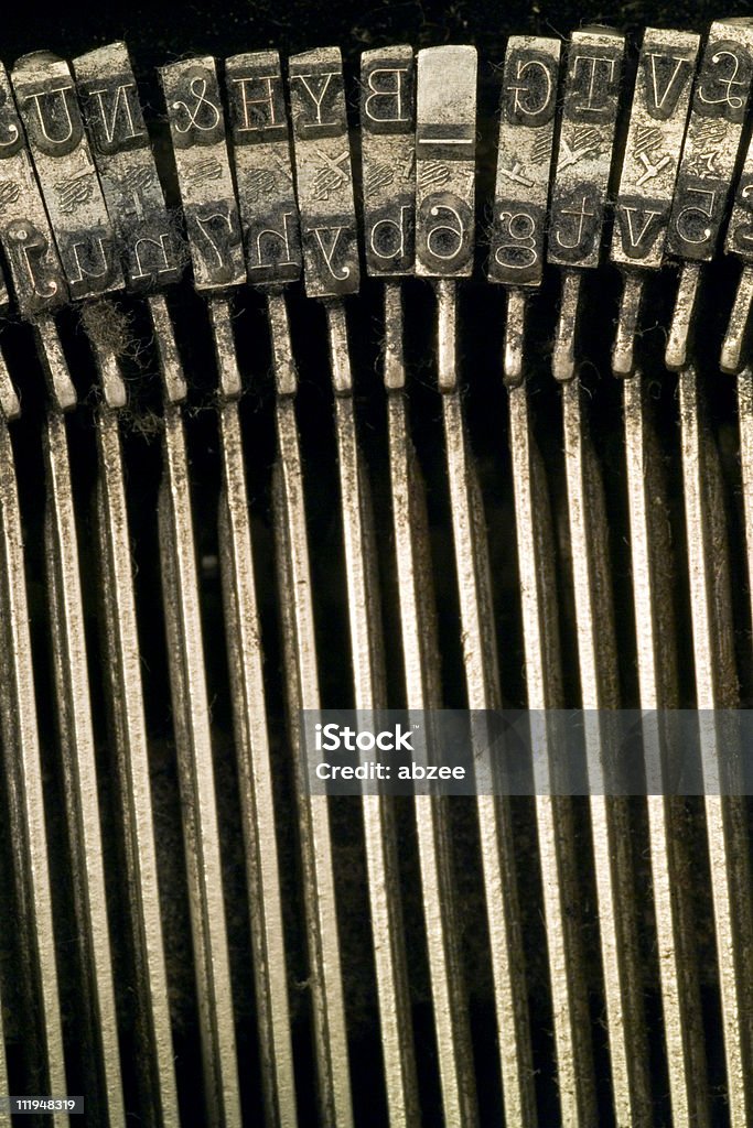 Letra Martillos en una vieja máquina de escribir - Foto de stock de Anticuado libre de derechos