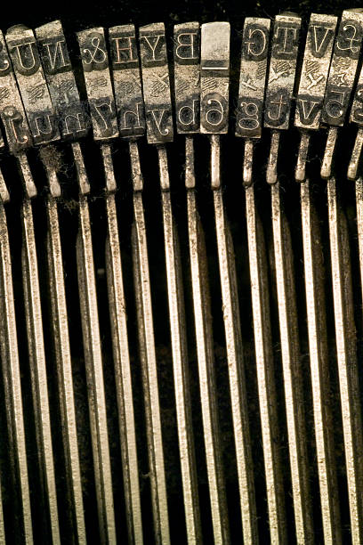 letra martelos em uma velha máquina de escrever - typewriter hammer retro revival typebar - fotografias e filmes do acervo