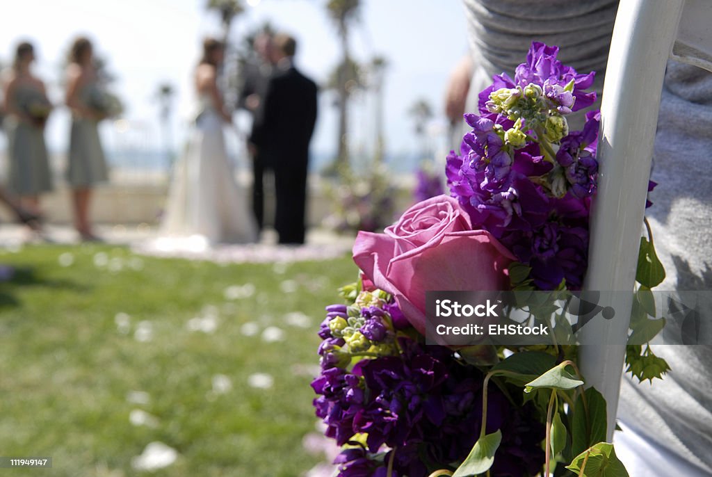 Detalles de boda con flores de ceremonia en el fondo - Foto de stock de Adulto libre de derechos