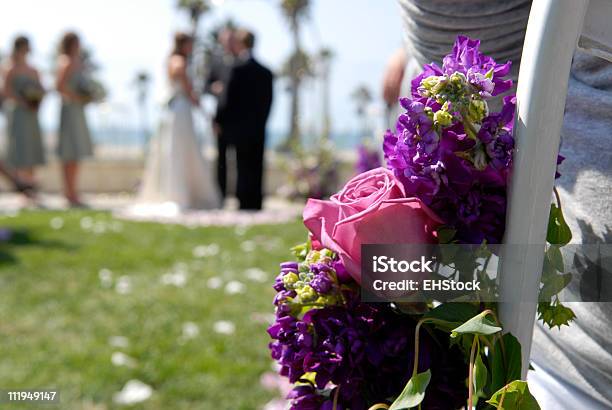 Detalles De Boda Con Flores De Ceremonia En El Fondo Foto de stock y más banco de imágenes de Adulto