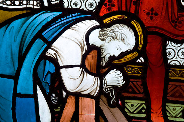 ステンドグラスの窓の細部のキリストのベースでクロス - st machars cathedral ストックフォトと画像
