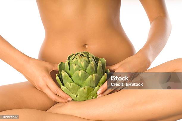 Młoda Kobieta Trzymając Nude Karczoch W Kolanach - zdjęcia stockowe i więcej obrazów Artykuły spożywcze - Artykuły spożywcze, Białe tło, Chować się