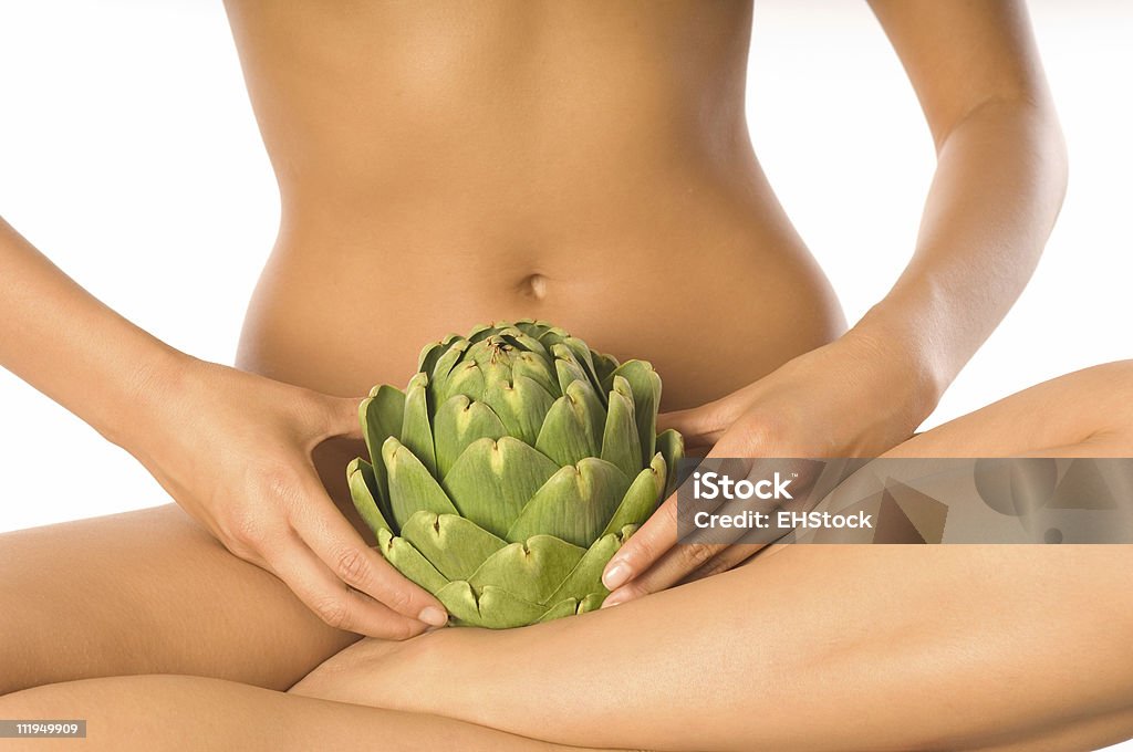 Nude Jovem mulher segurando alcachofra no colo - Foto de stock de Adulto royalty-free