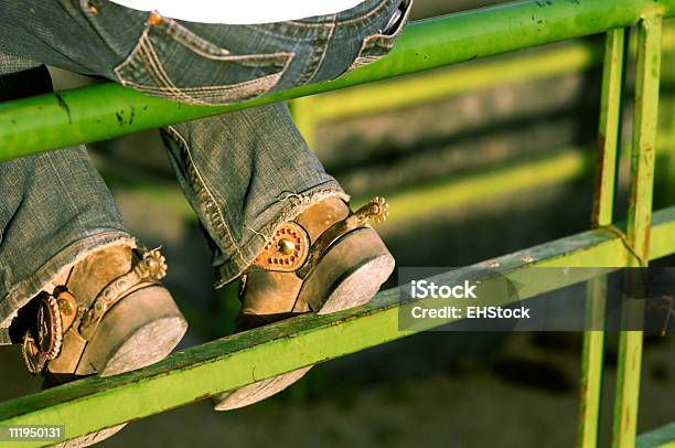 Vaqueira Uma Vedação Jeans Botas Spurs Vista Traseira - Fotografias de stock e mais imagens de Cerca