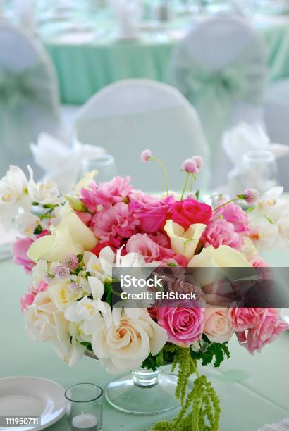 Foto de De Recepção De Casamento De Mesa Floral e mais fotos de stock de Arranjo - Arranjo, Arranjo de Flores, Botar a Mesa