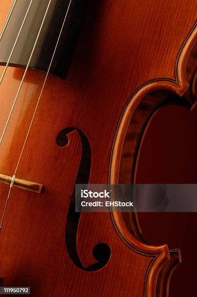Foto de Novo Violino Detalhe Recortado F Hole e mais fotos de stock de Arte, Cultura e Espetáculo - Arte, Cultura e Espetáculo, Clássico, Dourado - Descrição de Cor