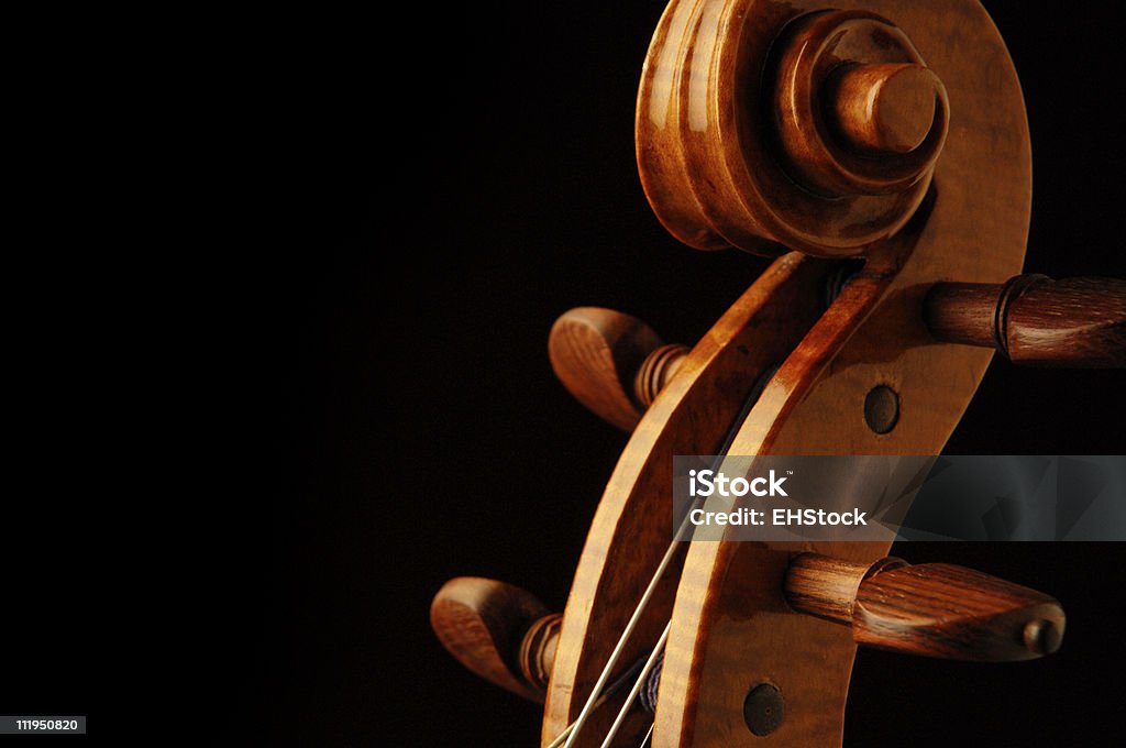 Nouveau Volute du violon court en bois de rose réglage chevilles sur noir - Photo de Fond noir libre de droits