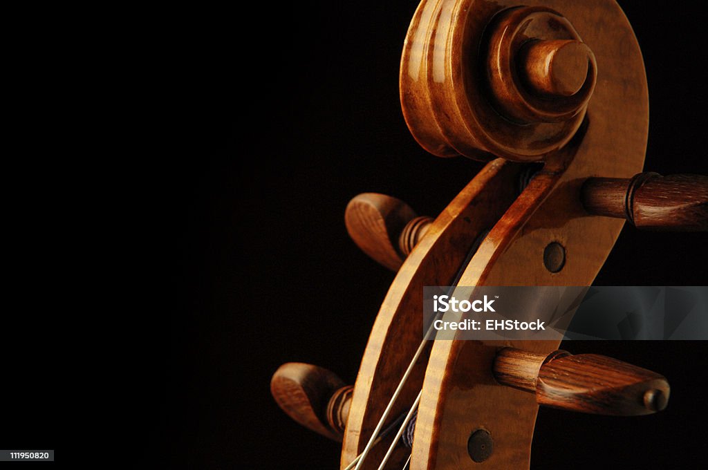 Novo Voluta de Violino com acabamento em madeira recortada sintonia fina pinos em preto - Foto de stock de Fundo preto royalty-free