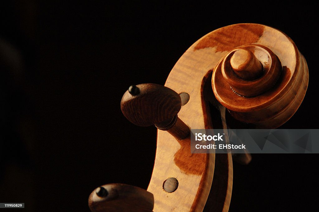 우아하다 바이올린 스크롤하다 로즈우드 튜닝 페그가 검은 - 로열티 프리 악기 스톡 사진