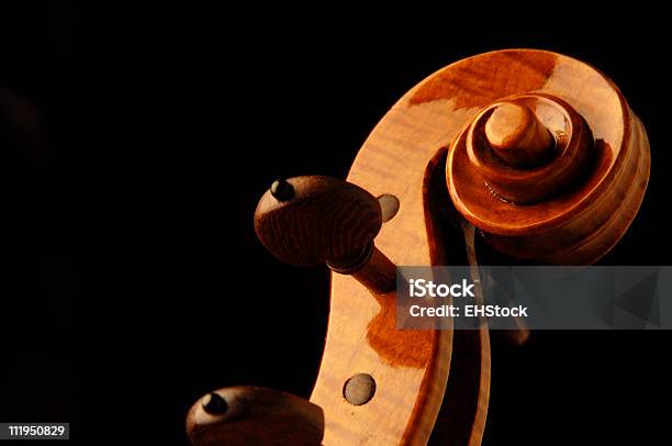 Foto de Voluta De Violino Elegante E Rosewood Sintonia Fina Pinos Em Preto e mais fotos de stock de Instrumento musical