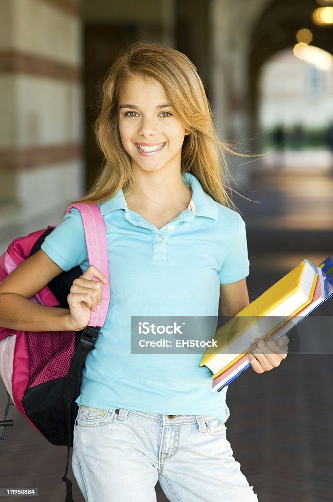 Adolescente giovane studentessa con zaino e libri sulla Città universitaria - Foto stock royalty-free di Adolescente