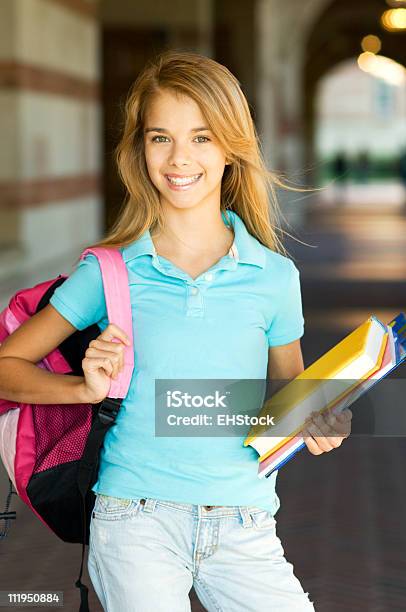 Adolescente Giovane Studentessa Con Zaino E Libri Sulla Città Universitaria - Fotografie stock e altre immagini di Adolescente