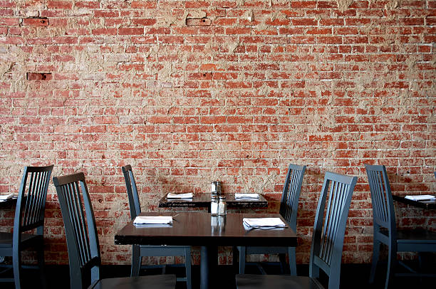 villaggio pub muro di mattoni con tavoli e sedie - cafe restaurant chair bar foto e immagini stock