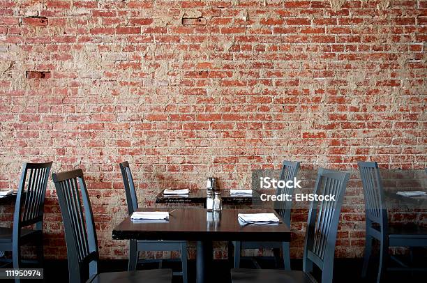 ヴィラージュパブのレンガの壁にはテーブルと椅子 - レストランのストックフォトや画像を多数ご用意 - レストラン, テーブル, 屋内