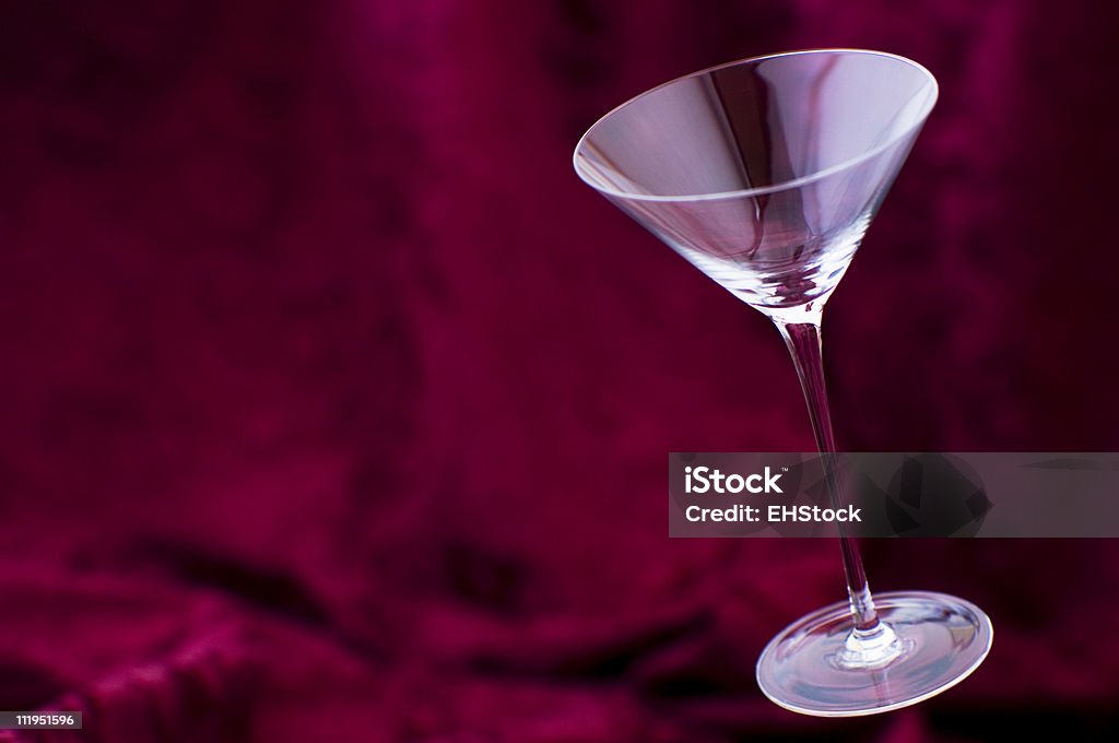 Kieliszek do Martini pływające na tle czerwony Velvet - Zbiór zdjęć royalty-free (Abstrakcja)